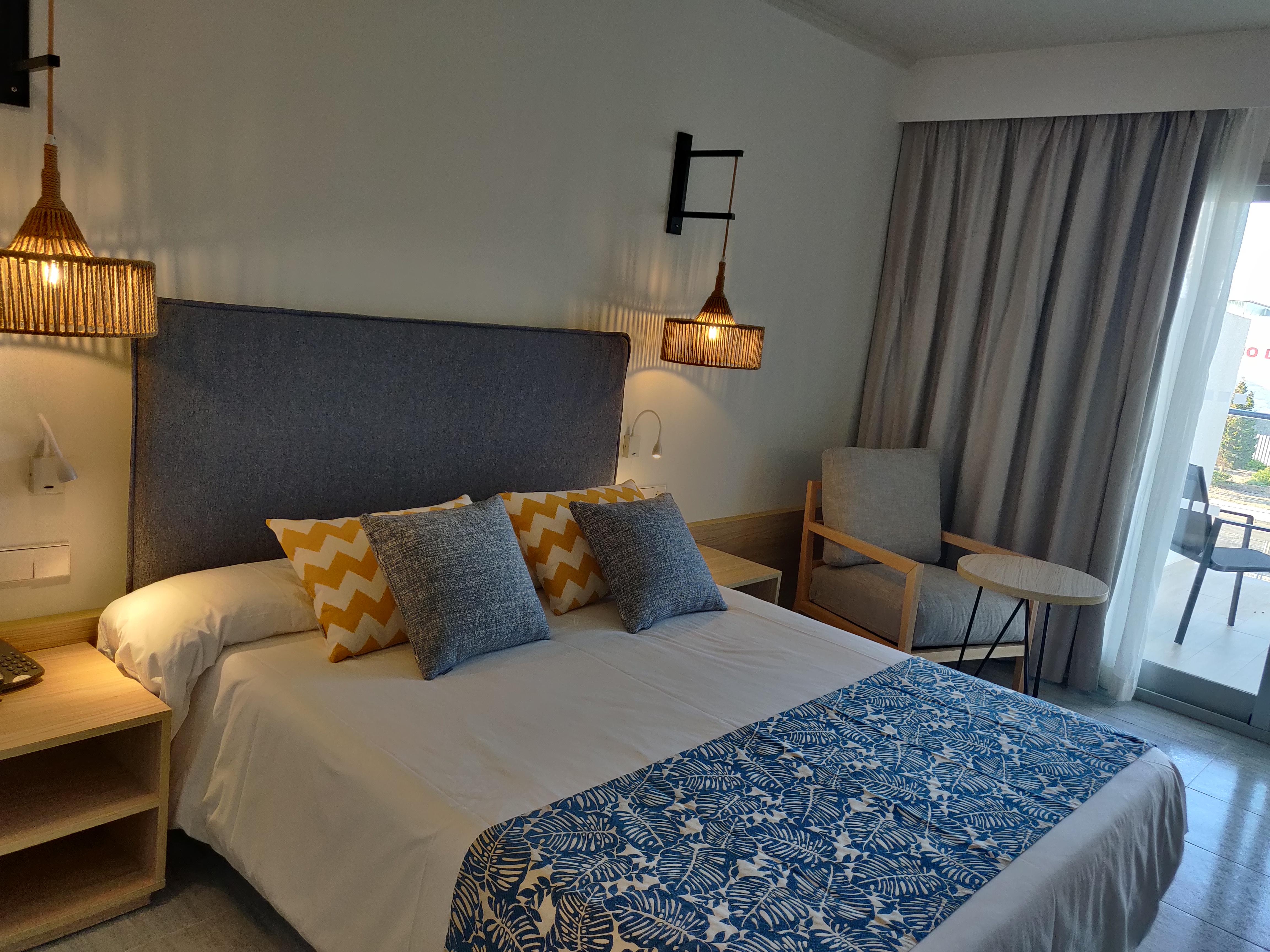 Cabogata Beach Hotel Retamar  Εξωτερικό φωτογραφία A bedroom in a hotel