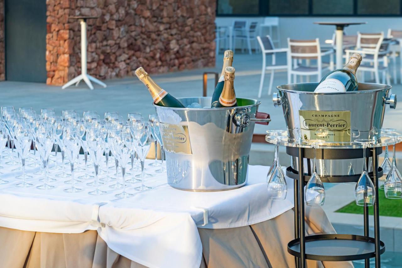 Cabogata Beach Hotel Retamar  Εξωτερικό φωτογραφία Champagne bottles in champagne buckets